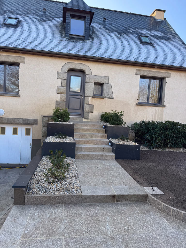 Escalier d’entrée en pierre naturelle avec massifs minéraux