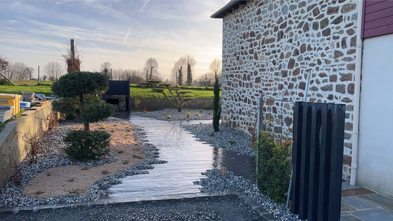 Création d’allée en ardoise naturelle et massifs minéraux
