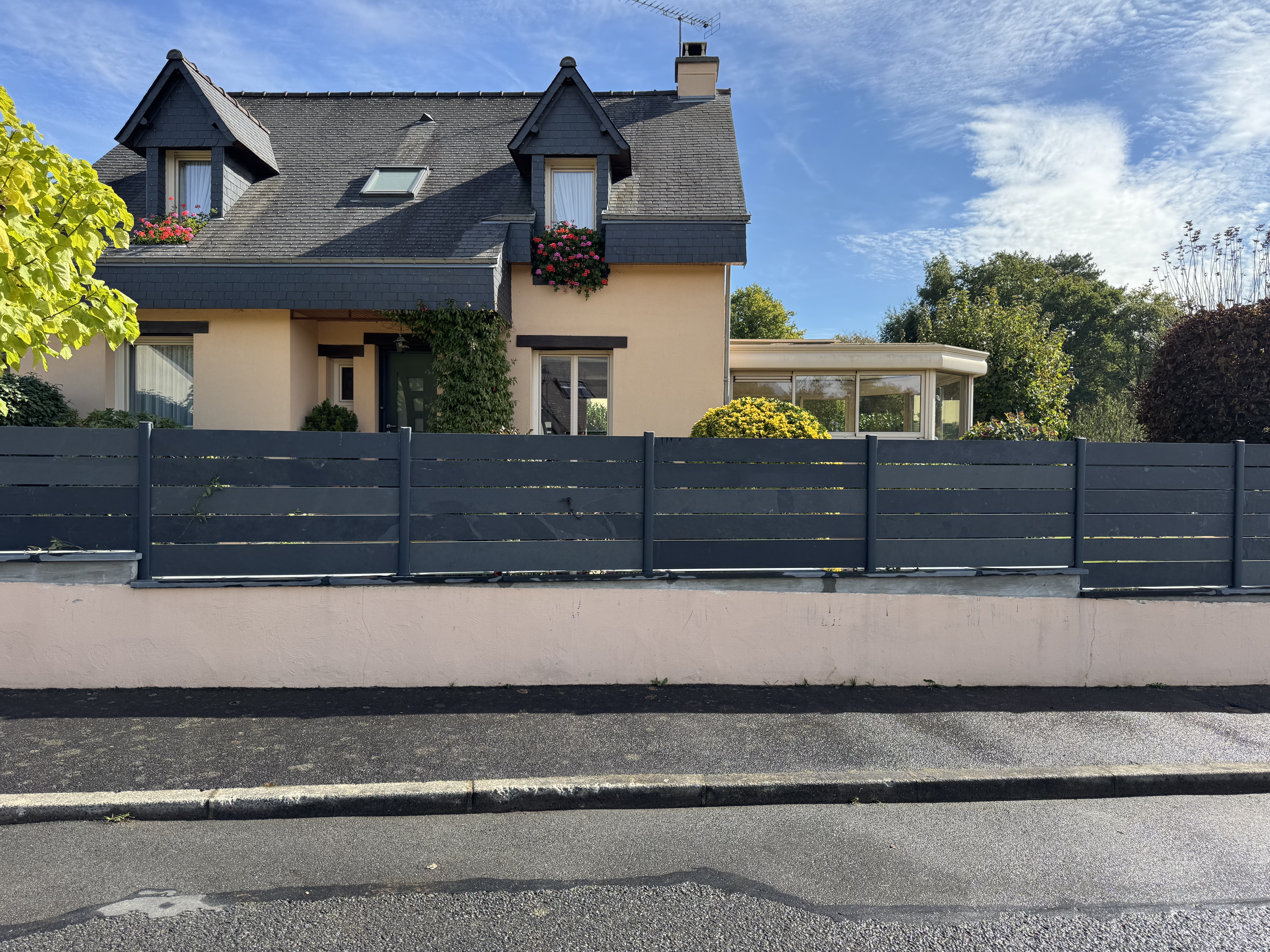 Aménagement extérieur avec clôture moderne et gravier décoratif